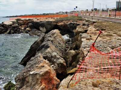 Qui possiamo notare come l�erosione abbia portato al crollo di un�importante porzione di scogliera, fino a lambire il marciapiede e il manto stradale